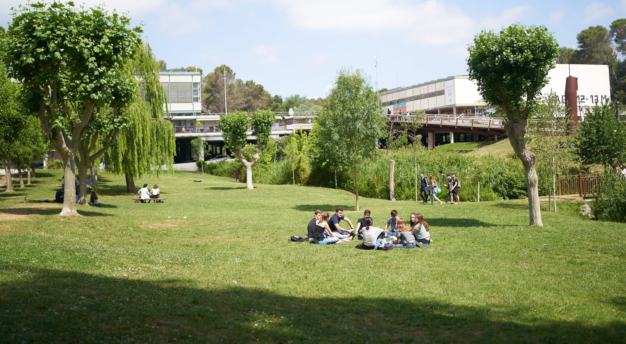 Campus UAB, sostenibilitat, zones verdes, jardí, espais exteriors, comunitat universitària, refugi climàtic.
