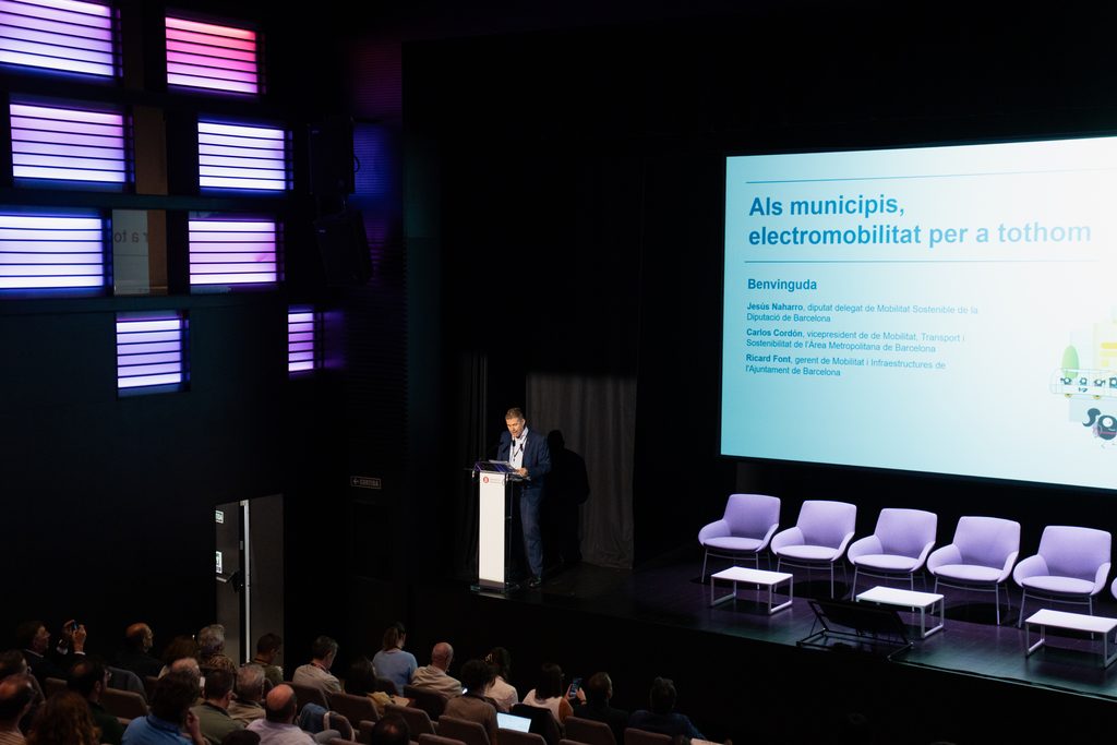 El diputat de Mobilitat Sostenible, Jesús Naharro, ha presentat l'estudi d'electromobilitat a la província. Foto: MOMO Productions / Diputació de Barcelona Foto cedida